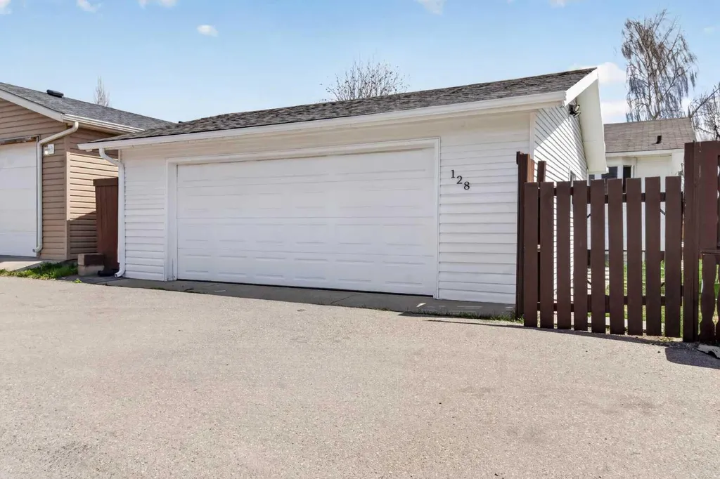 128 Castledale Crescent NE Calgary AB T3J 1X4
