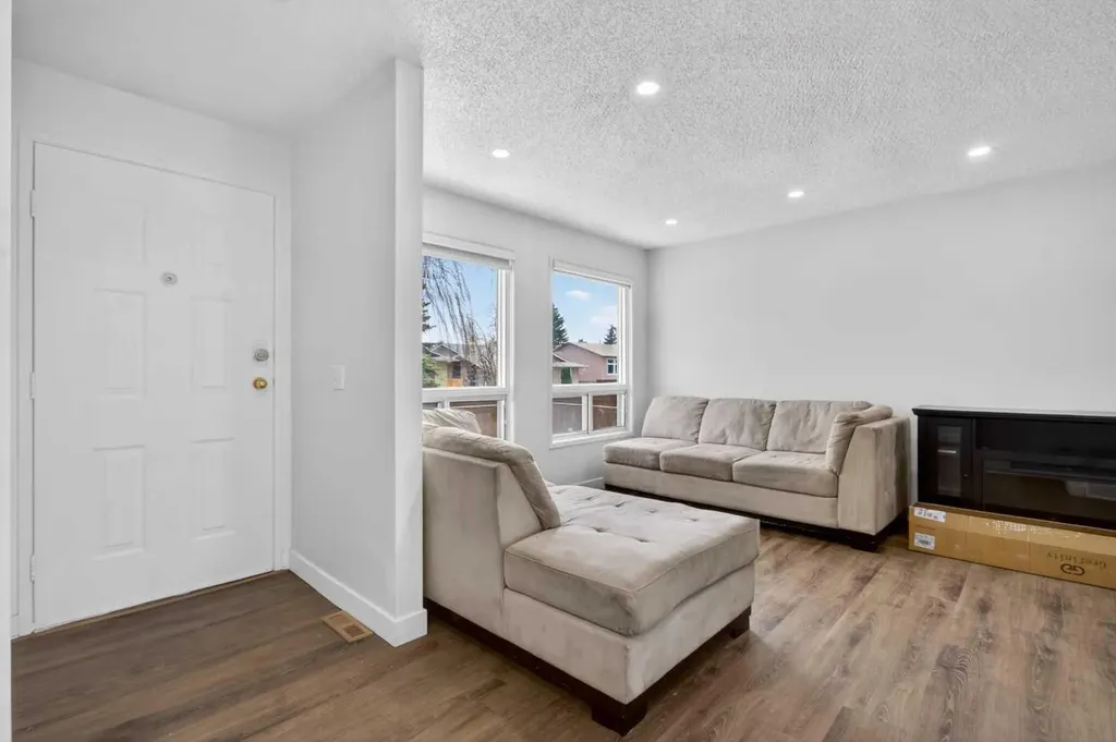 128 Castledale Crescent NE Calgary AB T3J 1X4