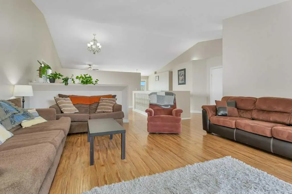 50 Westwood Crescent Sylvan Lake AB T4S 1V8