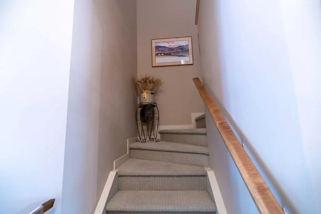 22 Rockyvalley Villas NW Calgary AB T3G 5X3