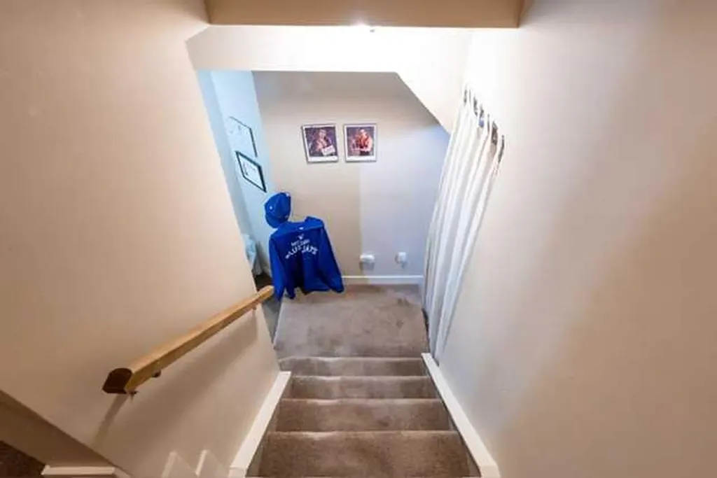 22 Rockyvalley Villas NW Calgary AB T3G 5X3