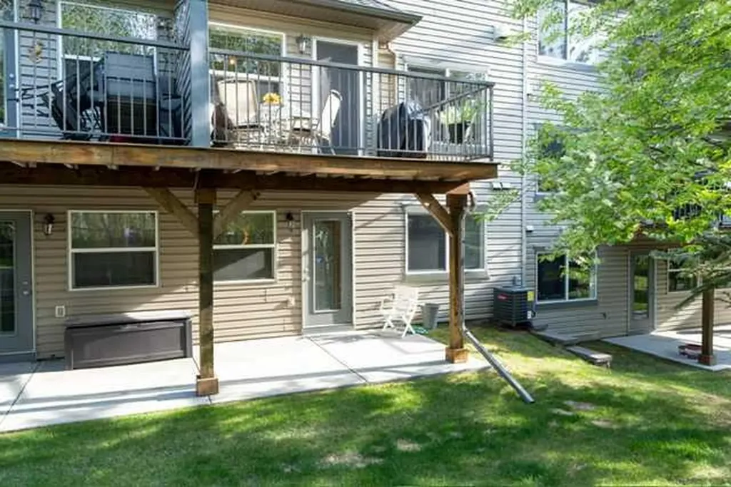 22 Rockyvalley Villas NW Calgary AB T3G 5X3