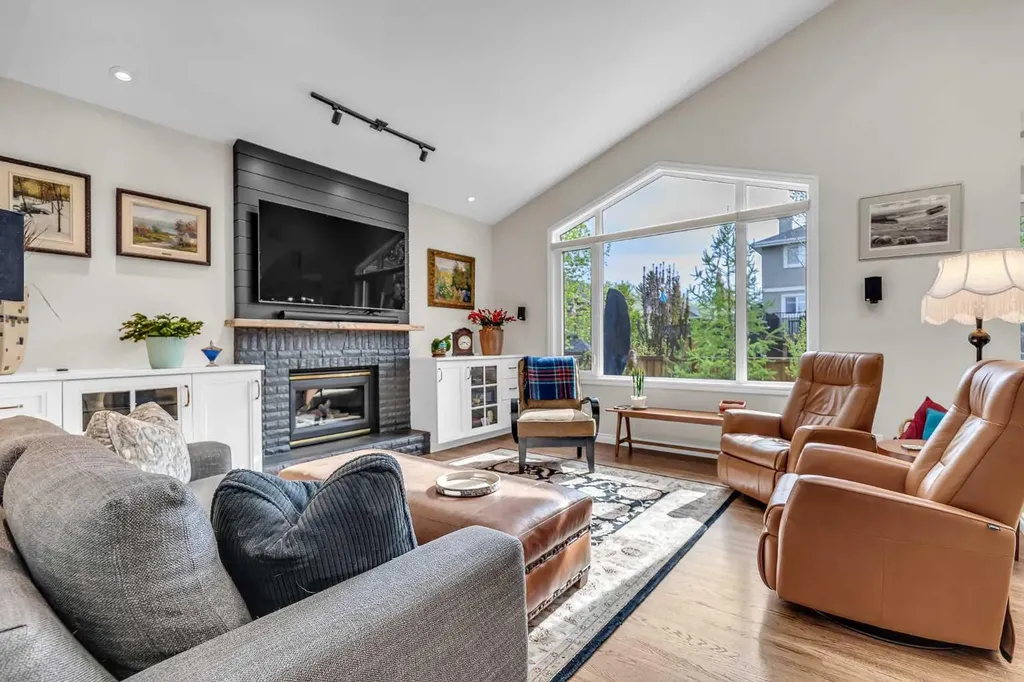 89 Douglasdale Crescent SE Calgary AB T2Z 3A2