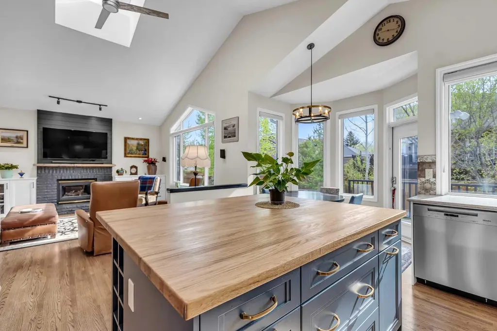 89 Douglasdale Crescent SE Calgary AB T2Z 3A2