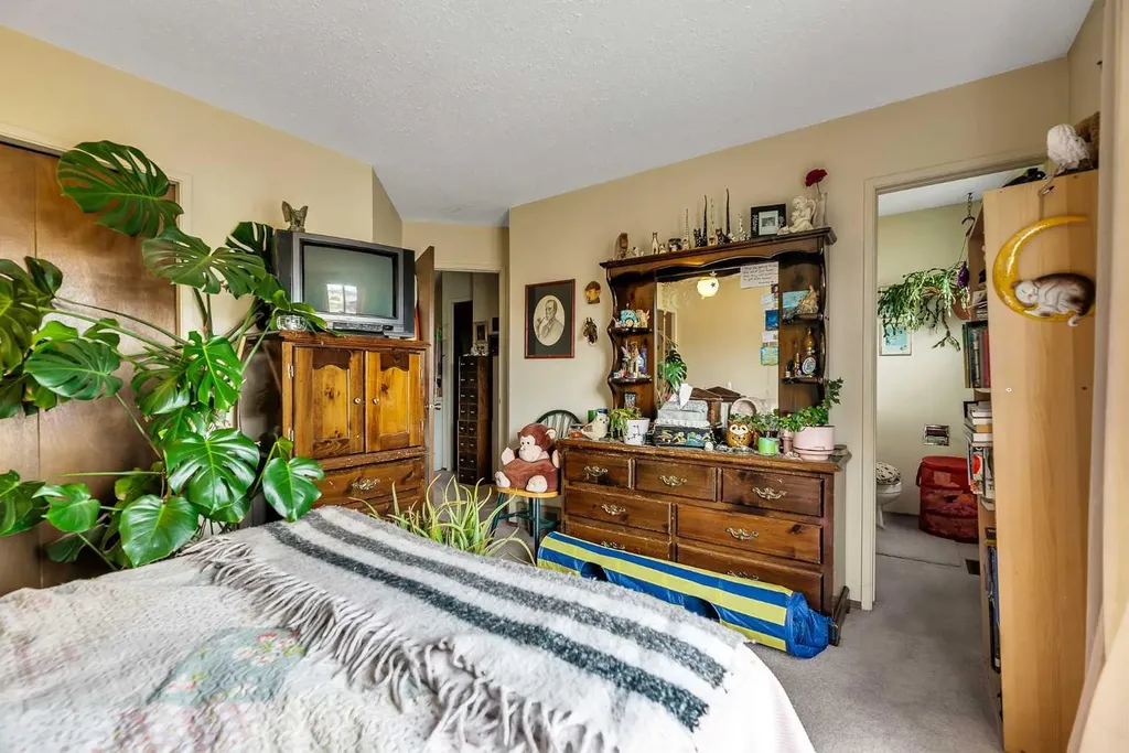 317 Templemont Place NE Calgary AB T1Y 5A7