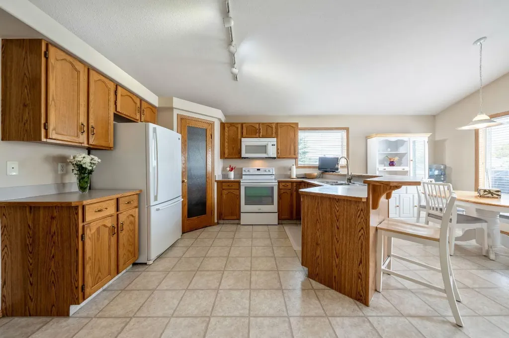 142 Coventry View NE Calgary AB T3K 5H4