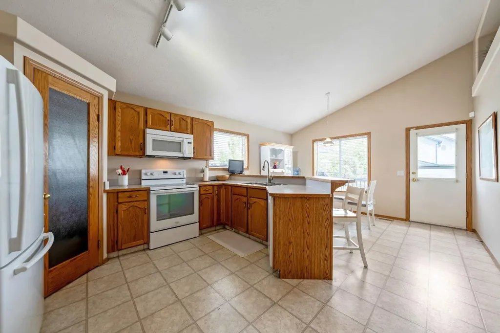 142 Coventry View NE Calgary AB T3K 5H4