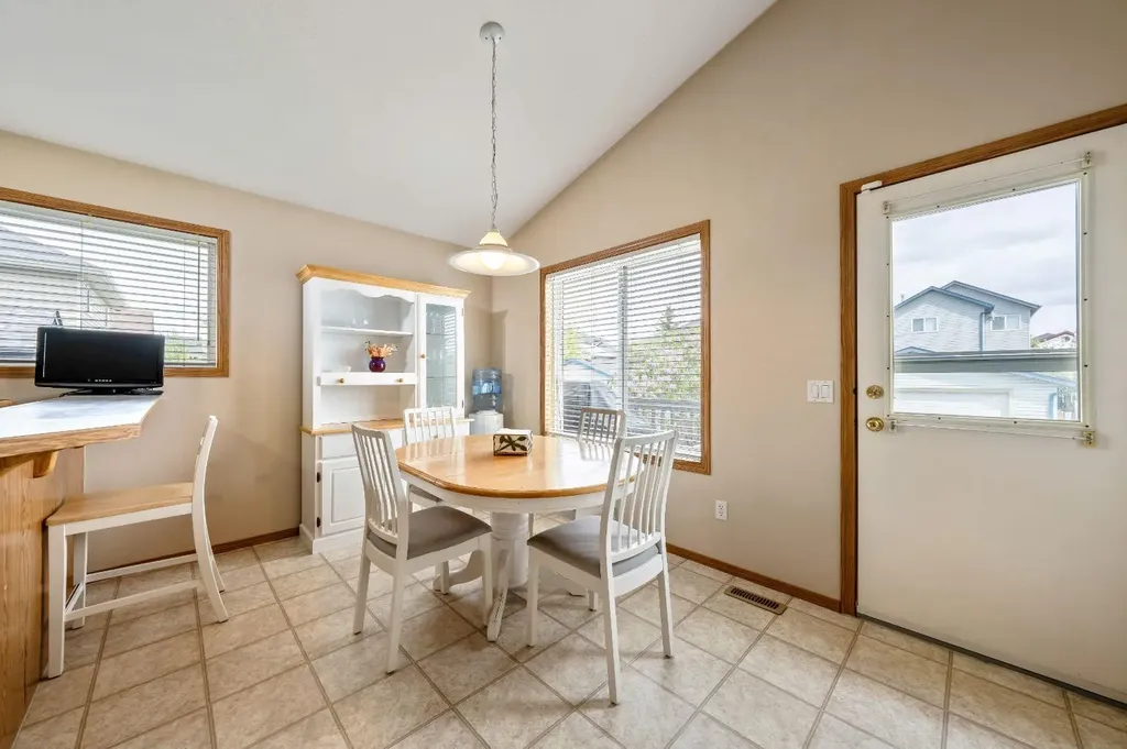 142 Coventry View NE Calgary AB T3K 5H4