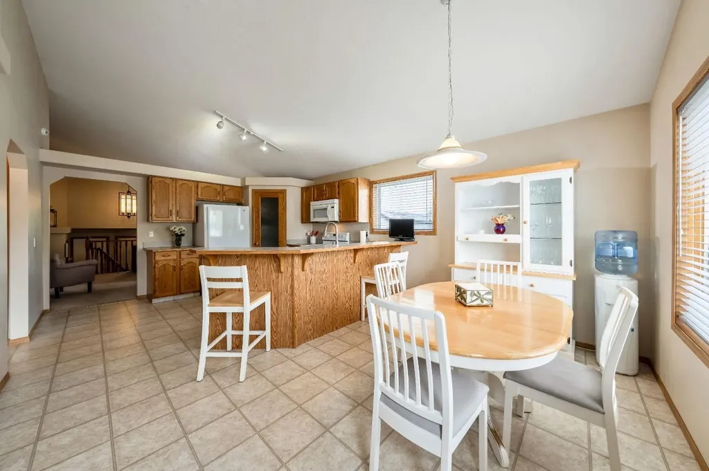 142 Coventry View NE Calgary AB T3K 5H4