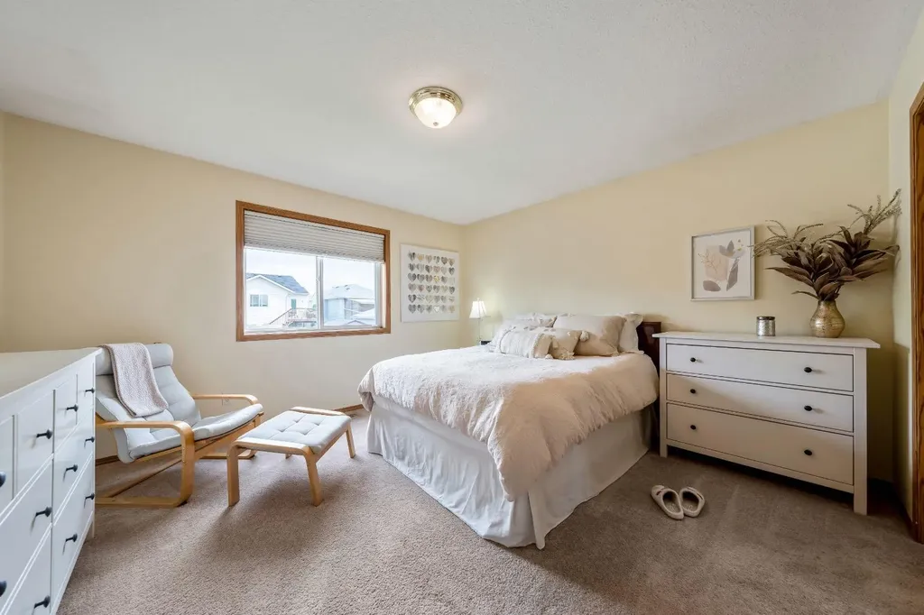 142 Coventry View NE Calgary AB T3K 5H4