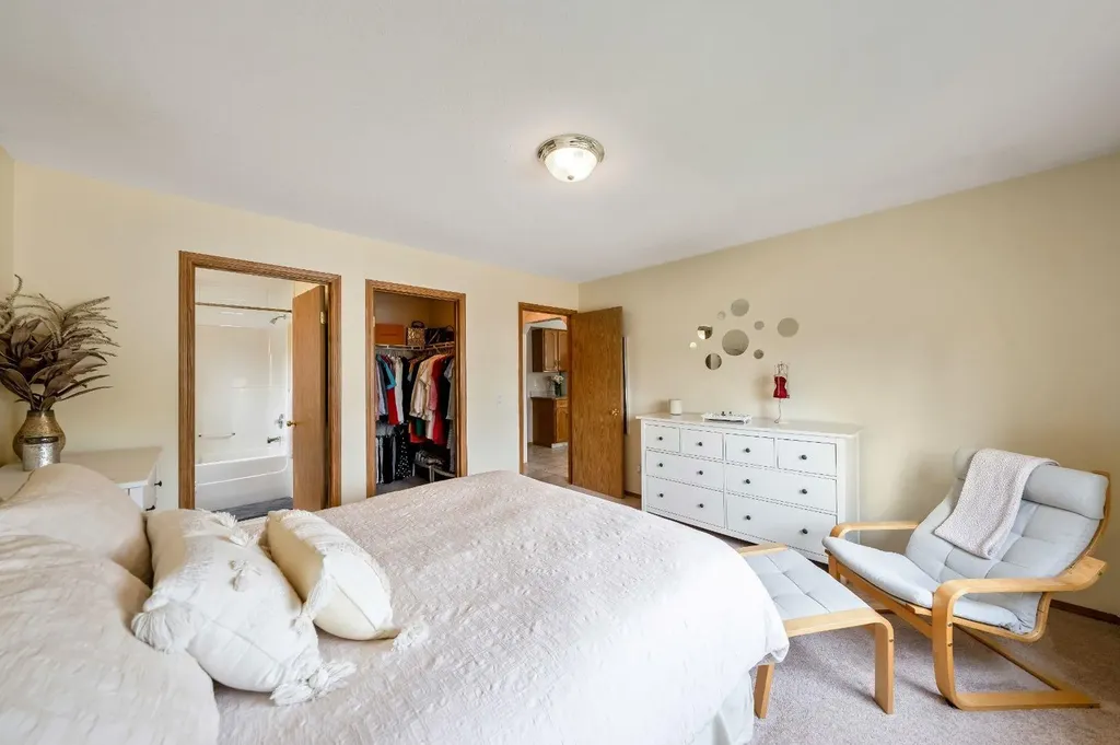 142 Coventry View NE Calgary AB T3K 5H4