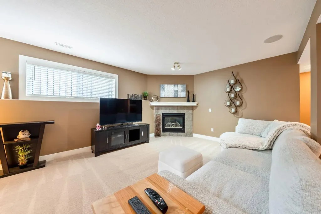142 Coventry View NE Calgary AB T3K 5H4