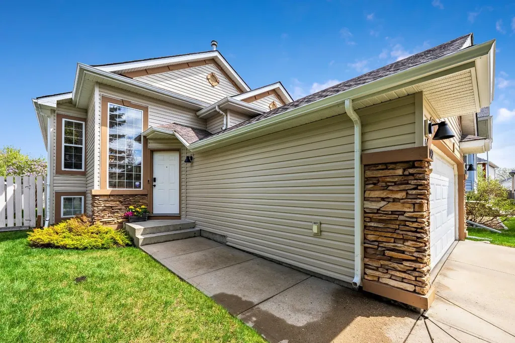 142 Coventry View NE Calgary AB T3K 5H4