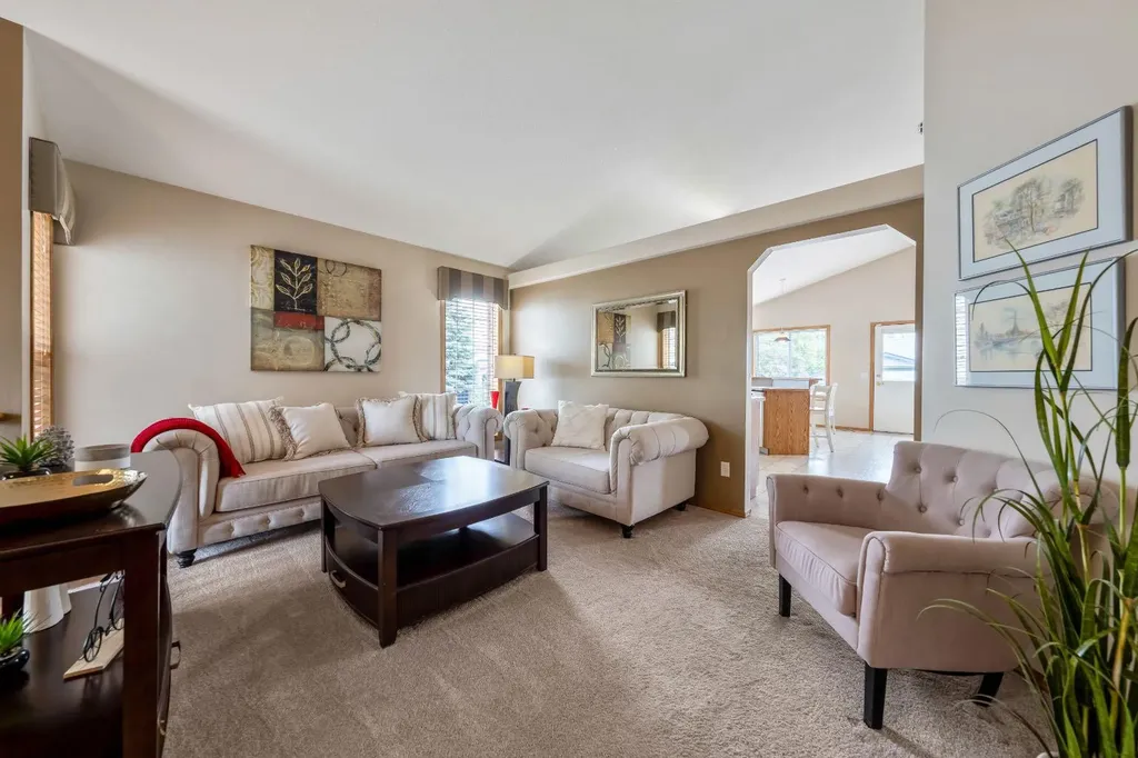 142 Coventry View NE Calgary AB T3K 5H4