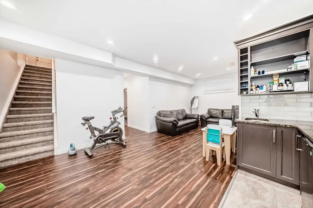 27 Aspen Hills Close SW Calgary AB T3H 0C6