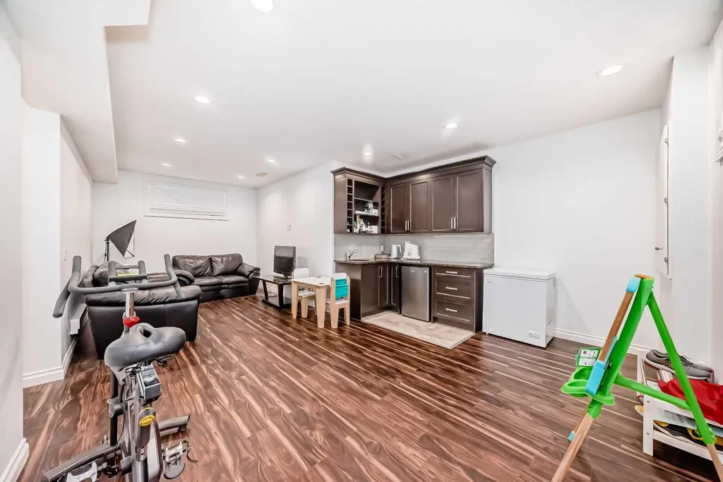 27 Aspen Hills Close SW Calgary AB T3H 0C6