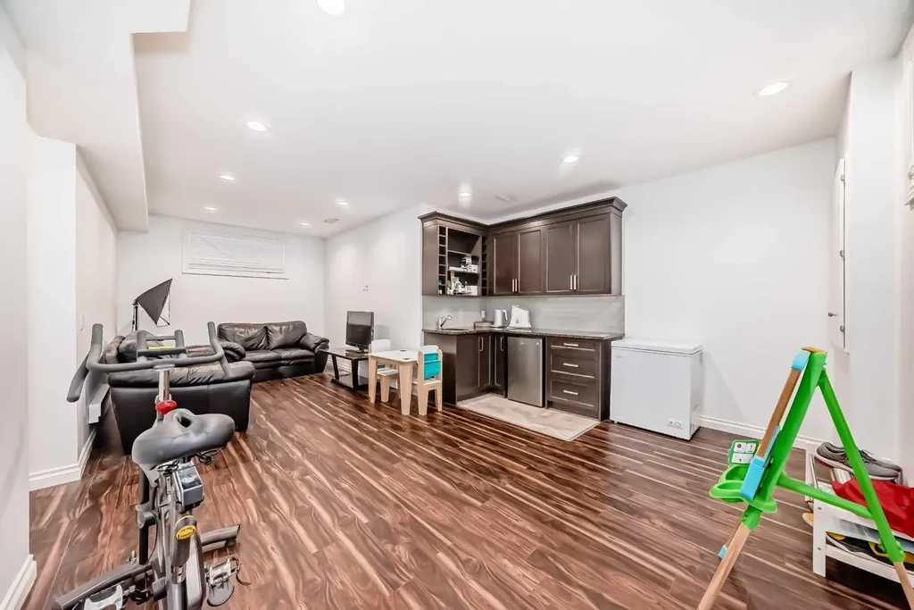27 Aspen Hills Close SW Calgary AB T3H 0C6