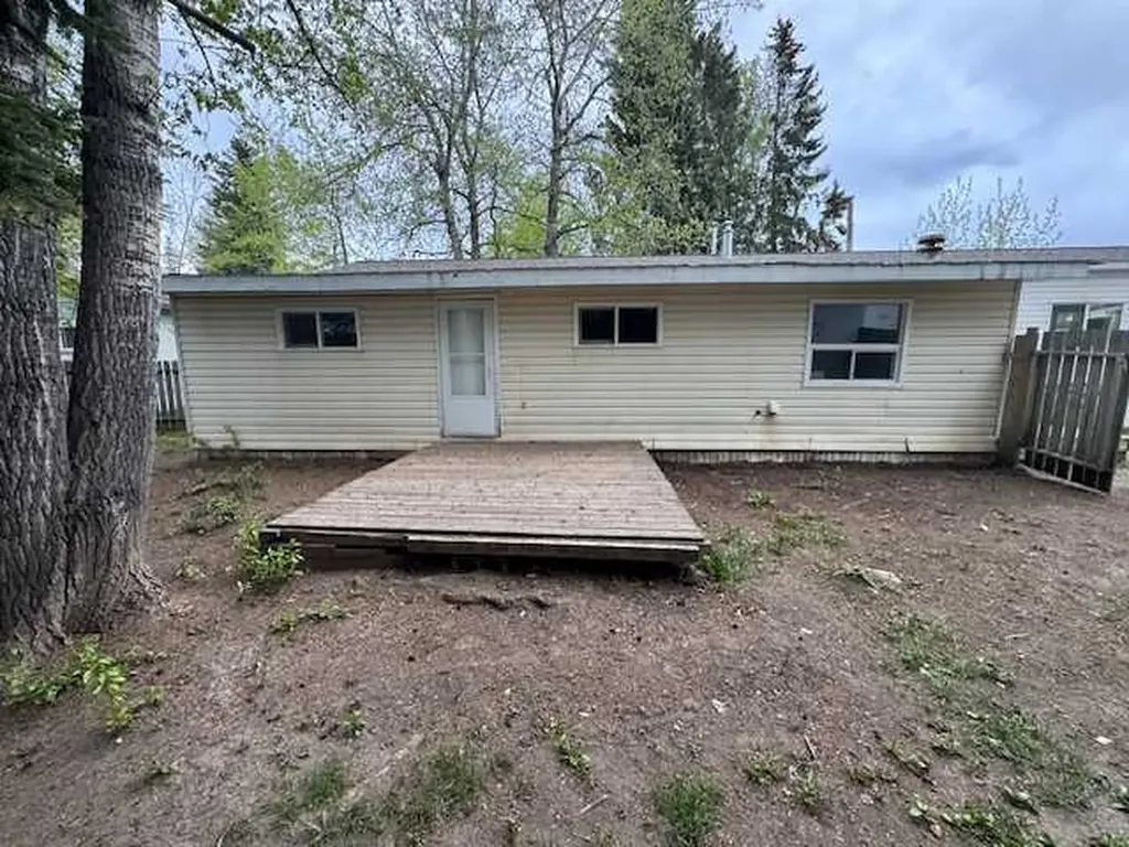 810 56 Street Edson AB T7E 1P2