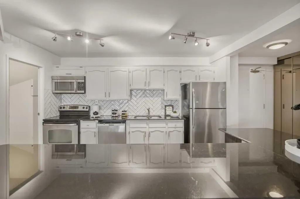 133 - 25 Avenue SW Calgary AB T2S 0K8