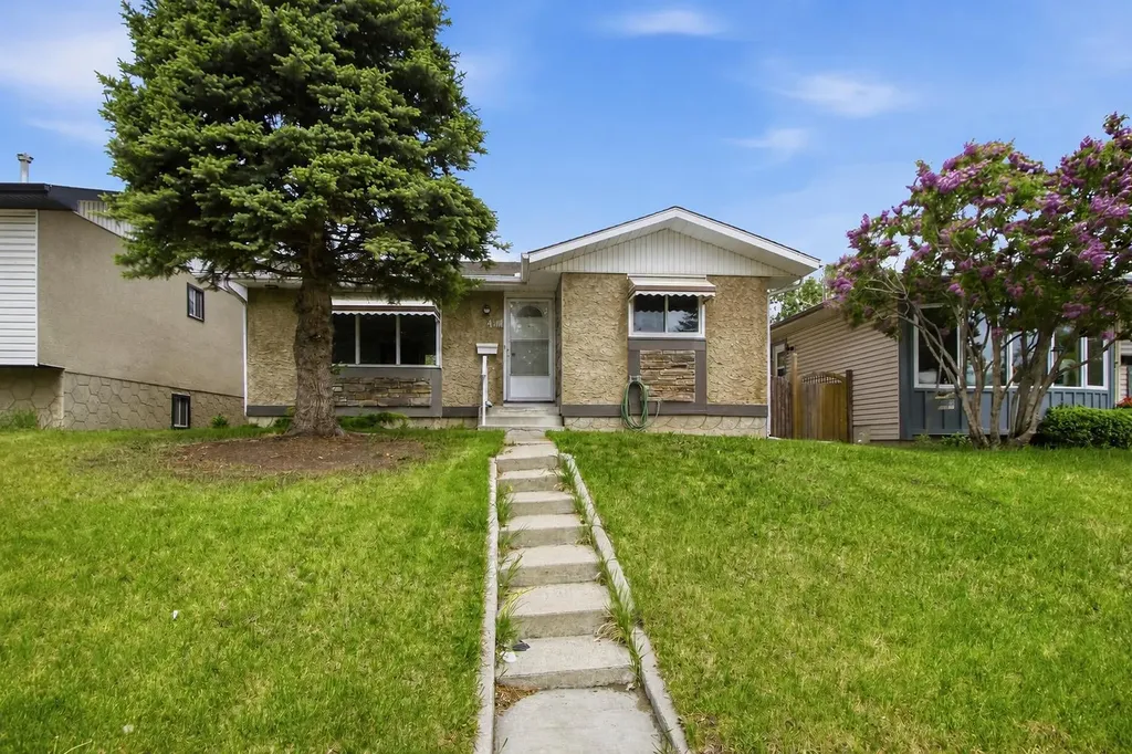 4112 - 13 Avenue NE Calgary AB T2A 0K8