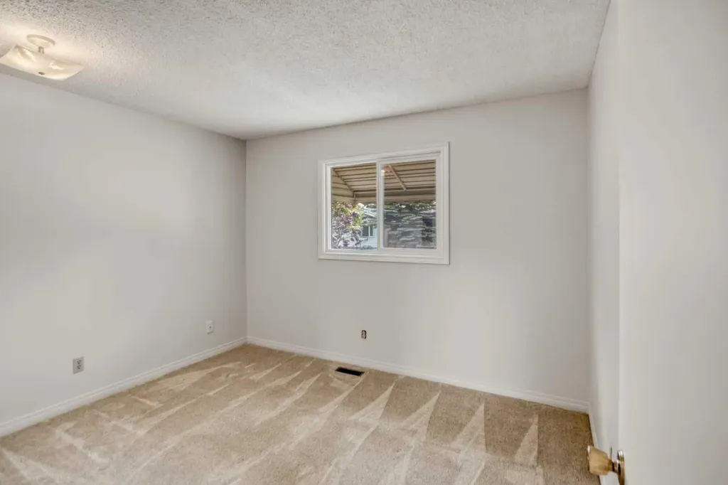 4112 - 13 Avenue NE Calgary AB T2A 0K8