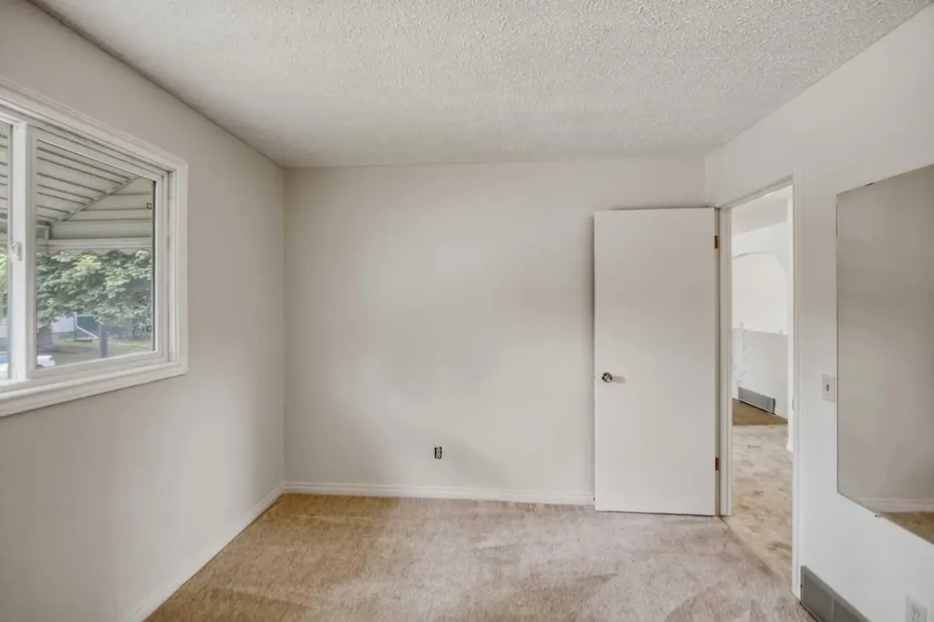 4112 - 13 Avenue NE Calgary AB T2A 0K8
