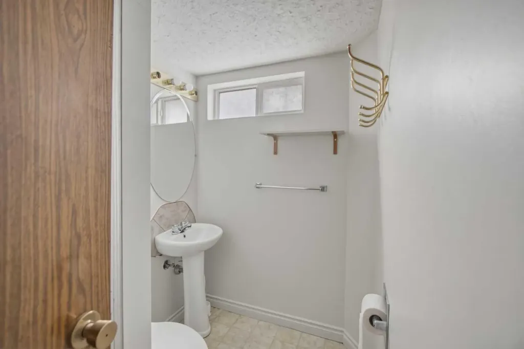 4112 - 13 Avenue NE Calgary AB T2A 0K8