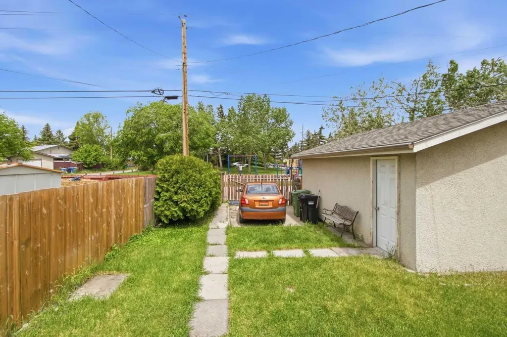 4112 - 13 Avenue NE Calgary AB T2A 0K8