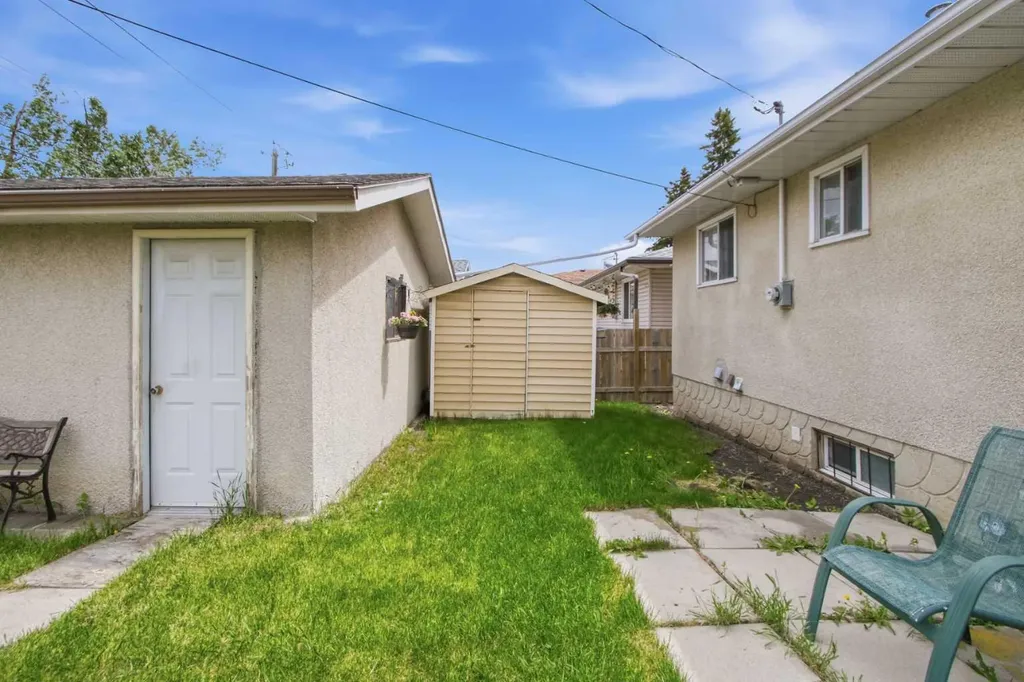 4112 - 13 Avenue NE Calgary AB T2A 0K8