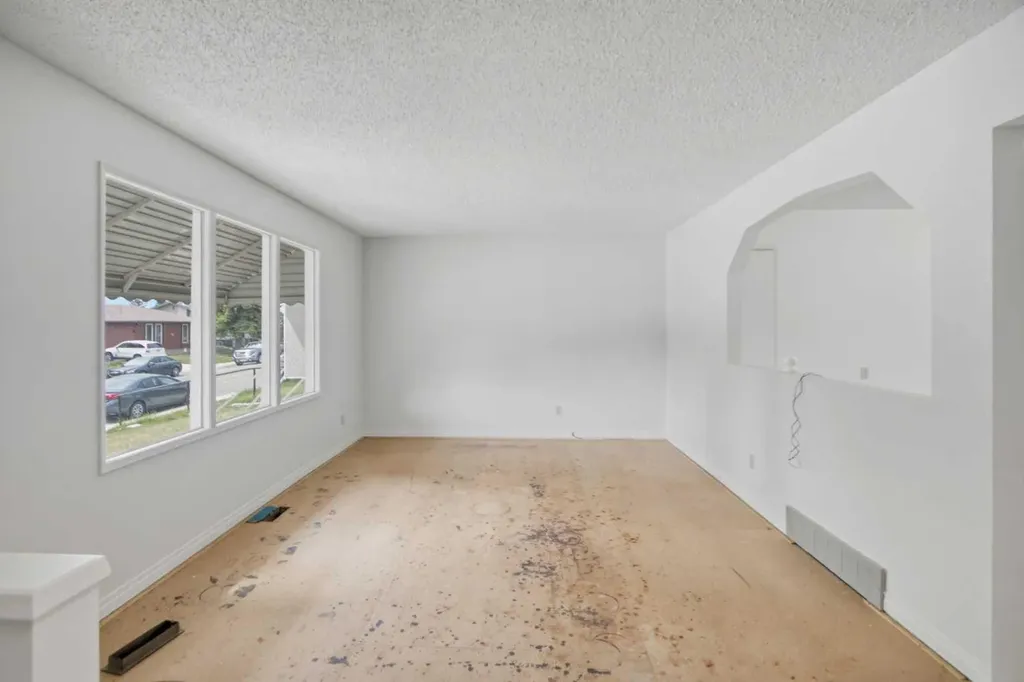 4112 - 13 Avenue NE Calgary AB T2A 0K8