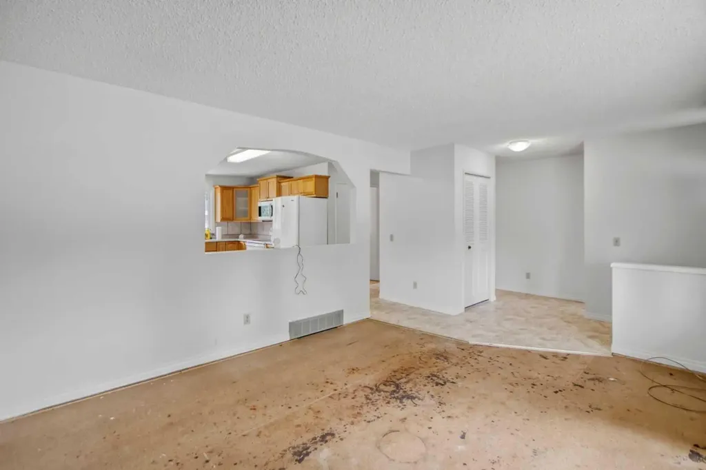 4112 - 13 Avenue NE Calgary AB T2A 0K8