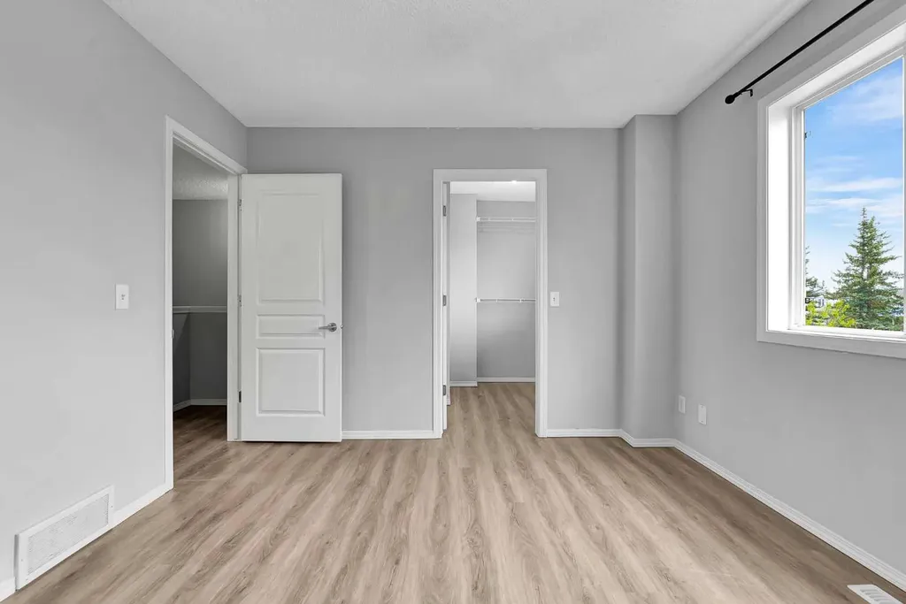 164 Bridleridge Gardens SW Calgary AB T2Y 4L4