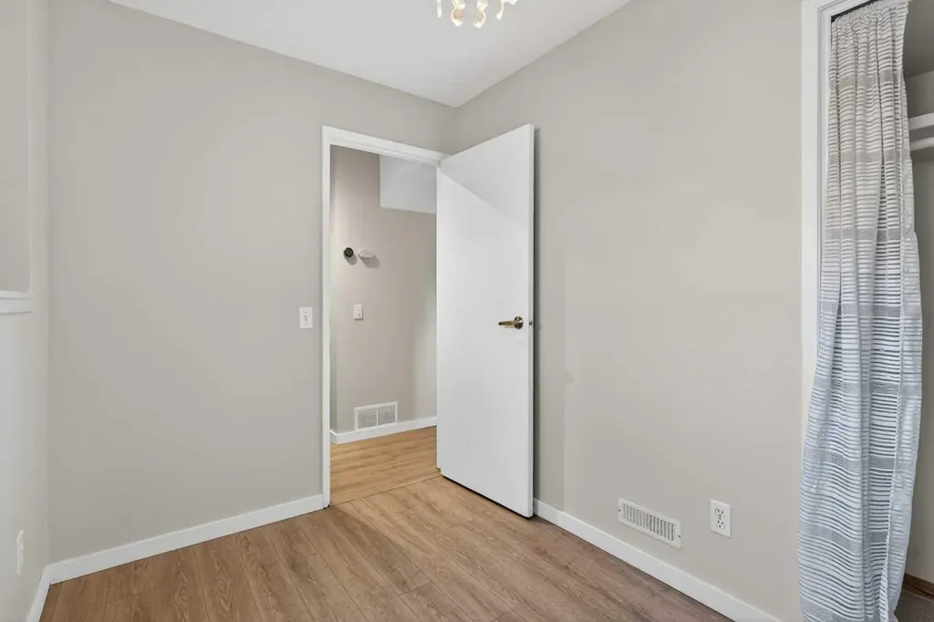 8544 48 Avenue NW Calgary AB T3B 2A6
