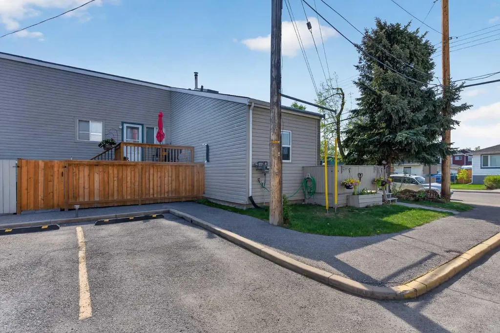 8544 48 Avenue NW Calgary AB T3B 2A6