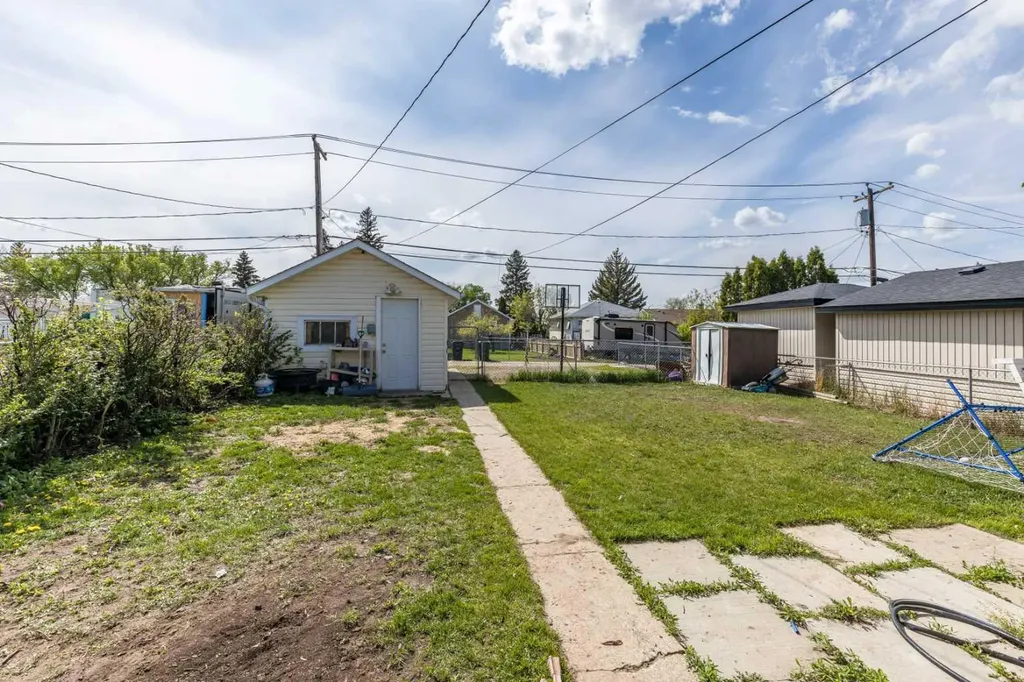 1930 16 Avenue SE Medicine Hat AB T1A 3T3