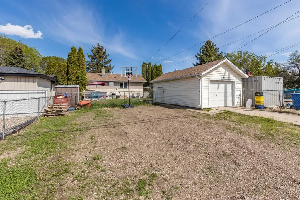 1930 16 Avenue SE Medicine Hat AB T1A 3T3
