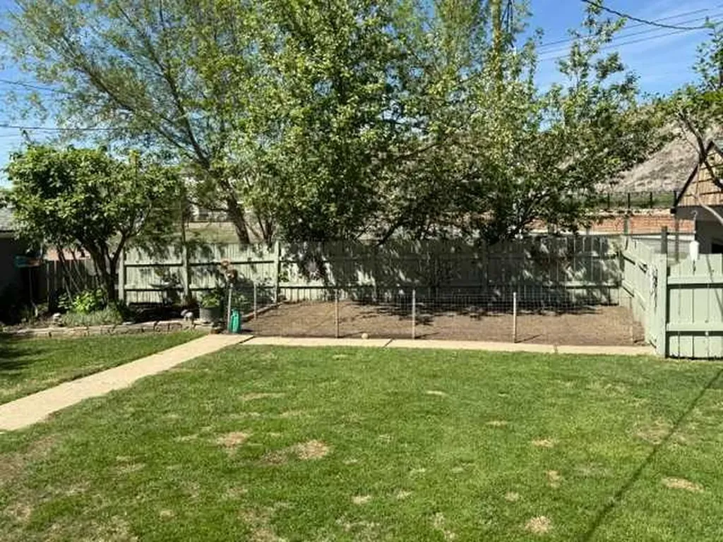 430 3 Avenue E Drumheller AB T0J 0Y4