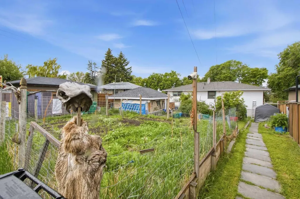 2026 - 27 Street SE Calgary AB T2B 0P7
