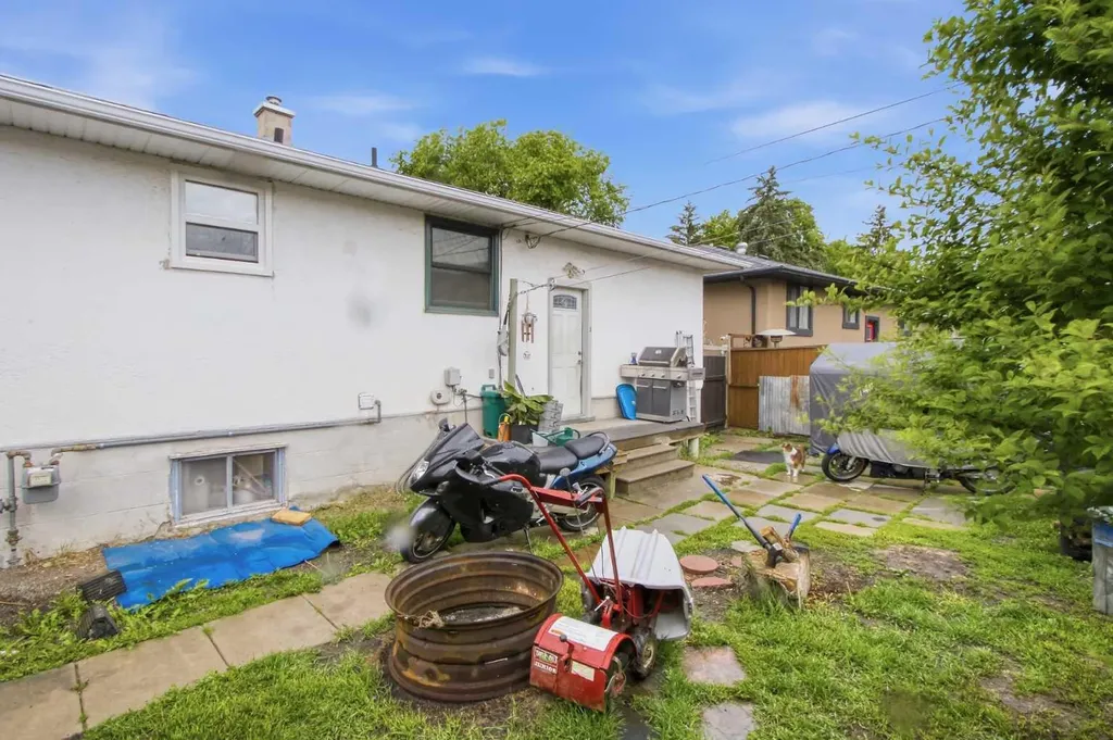 2026 - 27 Street SE Calgary AB T2B 0P7