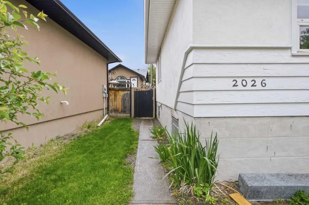 2026 - 27 Street SE Calgary AB T2B 0P7
