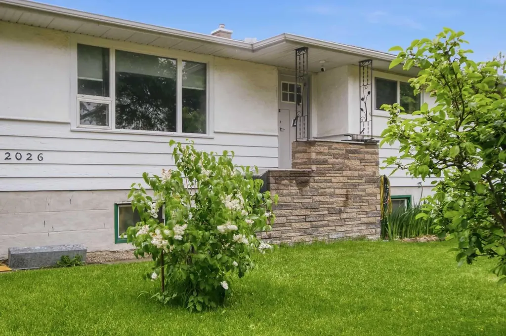 2026 - 27 Street SE Calgary AB T2B 0P7