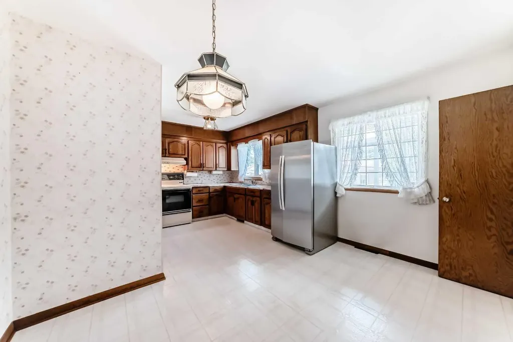 54 Fullerton Road SE Calgary AB T2H 1E5
