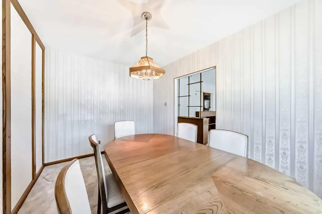 54 Fullerton Road SE Calgary AB T2H 1E5