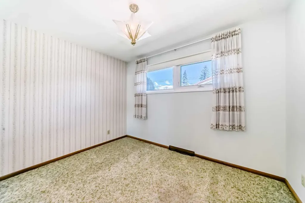 54 Fullerton Road SE Calgary AB T2H 1E5