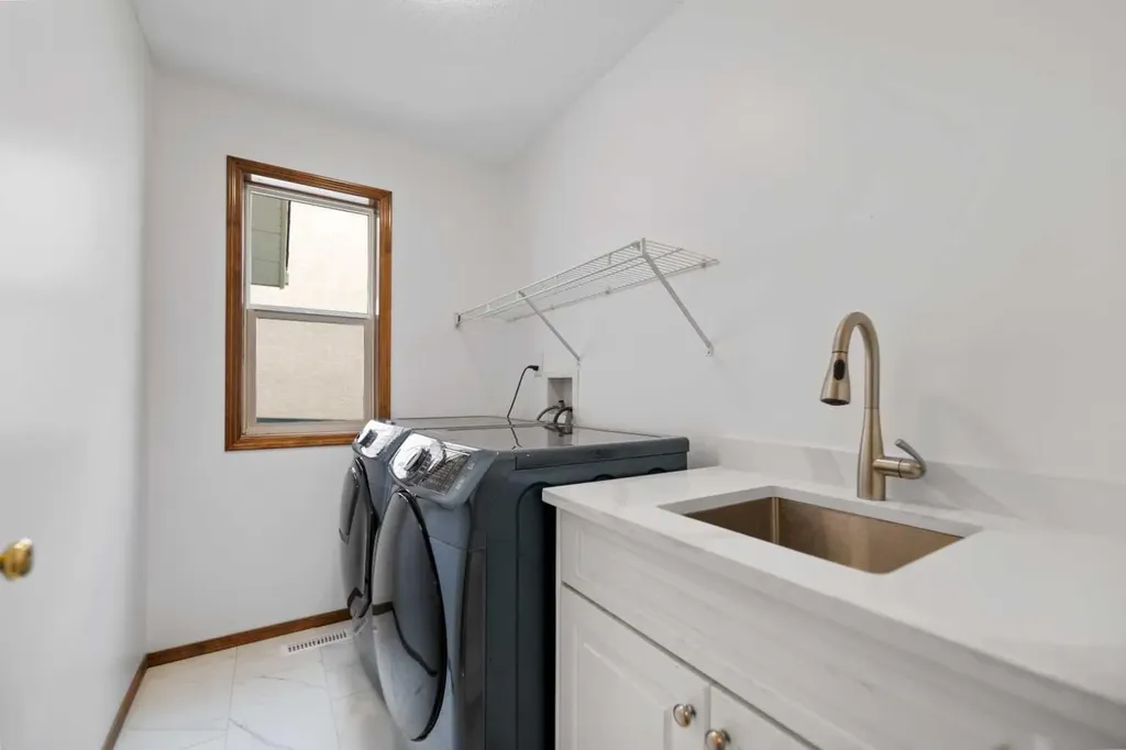 410 Long Beach Landing Chestermere AB T1X 1E6