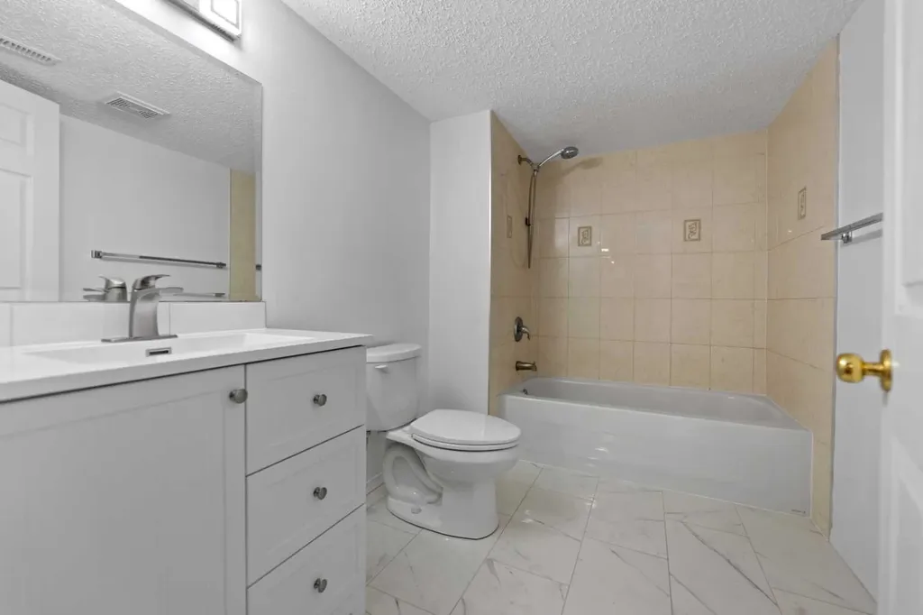 410 Long Beach Landing Chestermere AB T1X 1E6