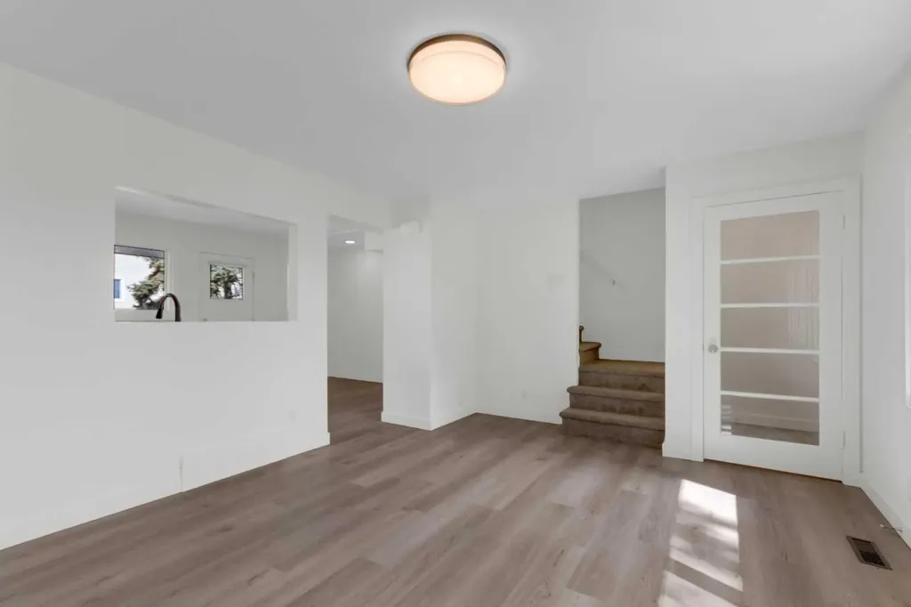 524 Killarney Glen Court SW Calgary AB T3E 7H4