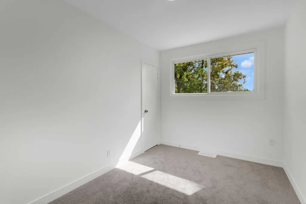 524 Killarney Glen Court SW Calgary AB T3E 7H4