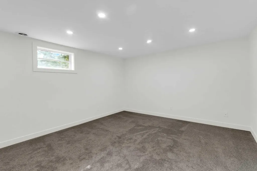 524 Killarney Glen Court SW Calgary AB T3E 7H4