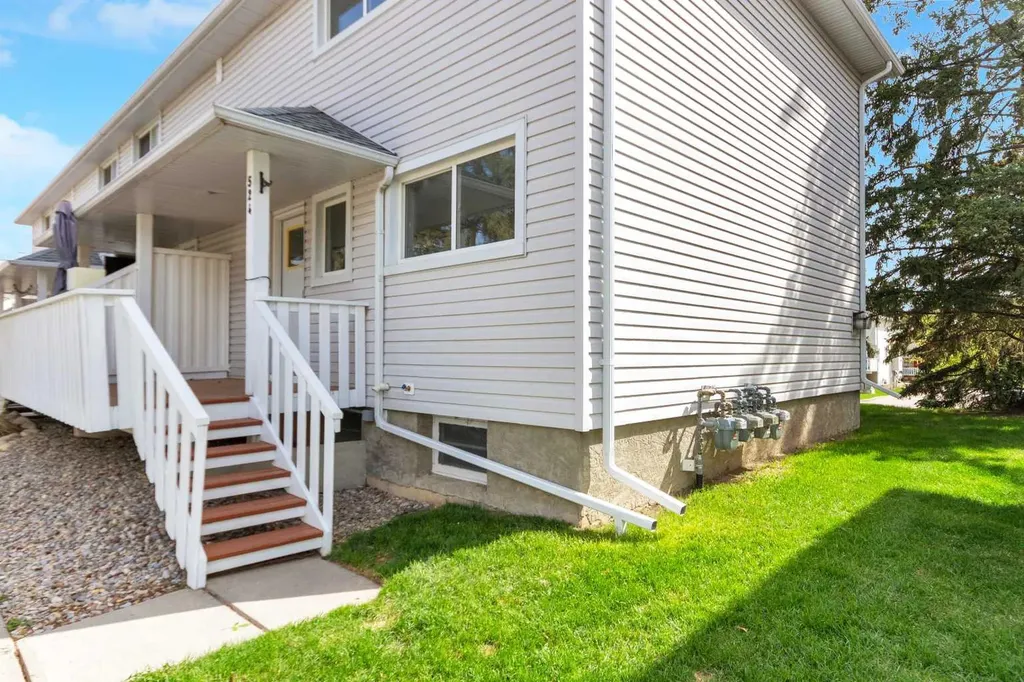524 Killarney Glen Court SW Calgary AB T3E 7H4